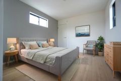 家具はイメージです。寛ぎの時間を紡ぎだす主寝室は、大型ベッドを置いても余裕の広さを確保しています。