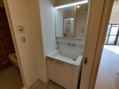 三面鏡つき洗面台。鏡裏にたっぷりとした収納スペースがあります。鏡を閉めてしまえば小物は見えないため、スッキリとした印象の洗面台にできます。