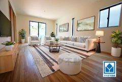 家具はイメージです。大きな窓のあるリビングは、陽光あふれる明るい空間です。居心地良く、ご家族皆がゆったり寛げる憩いの空間となりそうです。