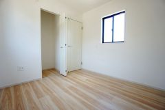 暖かい日差しが差し込む洋室。たっぷり収納できるクローゼット付きでお部屋の中をすっきりと快適に保てます。