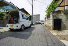 現地（2025年4月25日）撮影。住人以外の車の進入も少なく、小さなお子様を持つご家庭にも安心です。