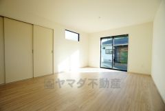 大きな窓のあるリビングは、陽光あふれる明るい空間です。居心地良く、ご家族皆がゆったり寛げる憩いの空間となりそうです。