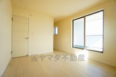 ご夫婦お二人のプライベートシーンを演出する寝室は、大容量のウォークインクローゼット付き。