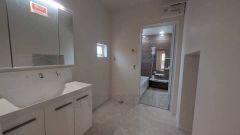 三面鏡つき洗面台。鏡裏にたっぷりとした収納スペースがあります。鏡を閉めてしまえば小物は見えないため、スッキリとした印象の洗面台にできます。