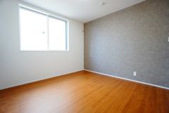 寛ぎの時間を紡ぎだす主寝室は、大型ベッドを置いても余裕の広さを確保しています。