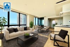 家具はイメージです。大きな窓のあるリビングは、陽光あふれる明るい空間です。居心地良く、ご家族皆がゆったりくつろげる憩いの空間となりそうです。