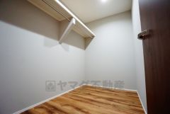 同仕様写真。季節物の衣類もスッキリ収納できるウォークインクローゼット。クローゼット内で洋服のコーディネートから着替えまで中で出来るので、部屋が散らかりにくいです。