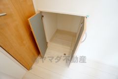 玄関ホールに収納スペースを確保。日用品や趣味の道具入れとして便利です。扉付きなので見た目もスッキリ＾＾
