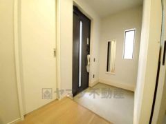 採光も考えられた明るい玄関です。全身鏡付きで、お出かけ前にコーディネートのチェックが出来ますね。