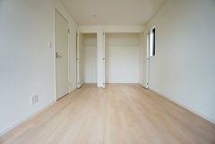 同仕様写真。暖かい日差しが差し込む洋室。たっぷり収納できるクローゼット付きでお部屋の中をすっきりと快適に保てます。