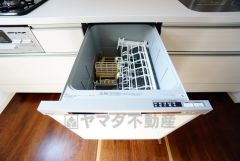 食事の後の手間を解消する食器洗い乾燥機付。冬場の洗い物で手荒れの悩みもなくなります。手洗いよりも節約できて便利。