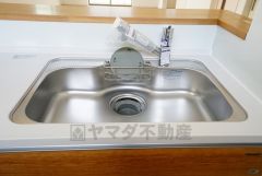 広々とした凸型シンクに洗剤ポケットを標準装備。大きなお鍋など洗いやすいです。