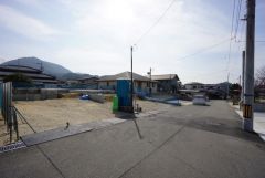 現地（2026年2月13日）撮影。 道幅が広く、車通勤の方や買い物などでの車の出し入れも楽々できて嬉しいですね。