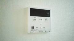 キッチン横からお湯張り、追い炊き、足し湯がボタン一つで楽々操作できる給湯機リモコンです。忙しい夕飯準備の時間帯に重宝しますね。