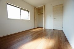 同仕様写真。住む人のこだわりを活かす洋室。日当たりがよく、寝室としての利用もおすすめ。広めのクローゼットには荷物をすっきり片付けられ、ゆとりのある暮らしが出来ます＾＾