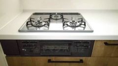 同時にたくさんの料理が調理できる3口コンロ。長時間熱を通しておきたい煮込み料理を作りながら、炒め物など同時進行で進められます。