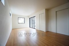 リビングは広々とした設計で、家族が集い、寛ぐ暮らしの空間を演出しています。思い思いの時間を過ごしたり、家族みんなで食事をしたり、素敵な団らんの場になりますね。