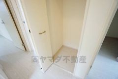 2階の廊下にも収納を確保。各居室に入りきれなかった荷物や、2階で使用する日用品のストック置き場に便利です。