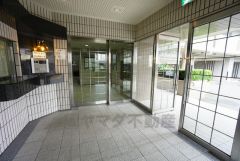 エントランス内に管理人室があると、不審者の侵入防止につながります。さらにオートロック付きで、防犯性アップ。
