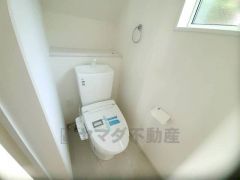 温水洗浄機付トイレです。節水機能もあるので、安心して使えますね。もちろん、1階2階の2ヶ所にトイレがあるので、忙しい朝にもゆとりができますね。