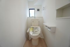 同仕様写真。1階2階の2ヶ所にトイレがありますので、忙しい朝にも家族に気を使わず、ゆとりが生まれますね＾＾ 小窓付きで換気する時に便利です＾＾