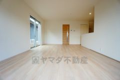 リビングは広々とした設計で、家族が集い、寛ぐ暮らしの空間を演出しています。