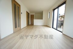 窓から光が差し込む明るいリビングダイニングです＾＾