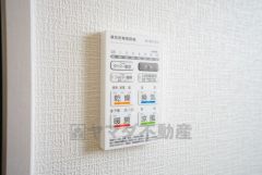 雨の日の洗濯も安心できる浴室暖房乾燥機付き浴室。リモコンで操作もボタン1つで簡単。