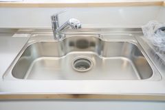 広々としたステンレスシンクには、洗剤やスポンジを収納出来るラック付き。広さも確保しているので、大きなお鍋も洗いやすいです。