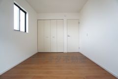 同仕様写真。住む人のこだわりを活かす洋室。日当たりがよく、寝室としての利用もおすすめ。広めのクローゼットには荷物をすっきり片付けられ、ゆとりのある暮らしが出来ます＾＾