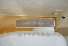 温水、暖房、ウォシュレット付の高機能トイレです。