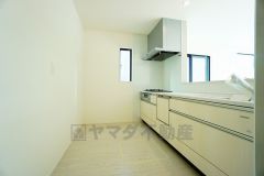 リビングやダイニングからキッチン周りが丸見えにならない対面式キッチン。テレビ鑑賞や家族との対話がしやすく、ご家族の温かい時間を演出します。