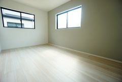 ご夫婦お二人のプライベートシーンを演出する寝室は、大容量のウォークインクローゼット付き。