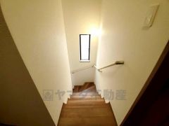 小さなお子様やご高齢の方でも安心できる、手すり付き階段。段差も低めで設定されており、安全性にも優れています。