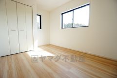 暖かい日差しが差し込む洋室。たっぷり収納できるクローゼット付きでお部屋の中をすっきりと快適に保てます。