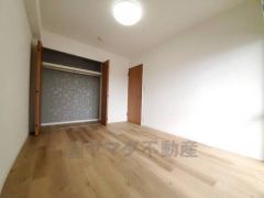 暖かい日差しが差し込む洋室。たっぷり収納できるクローゼット付きでお部屋の中をすっきりと快適に保てます。