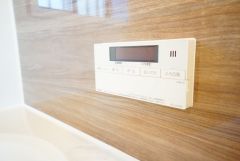 湯量・湯温の設定、そして保温までワンタッチのフルオートバス。便利な追い炊き機能付きです。