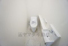 温水洗浄機付トイレです。節水機能もあるので、安心して使えますね。もちろん、1階2階の2ヶ所にトイレがあるので、忙しい朝にもゆとりができますね。