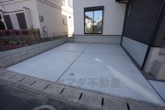 駐車スペースは2台分を確保（車種による）。マイカー用に、お客さま用に、余裕を持ってご利用いただけます。