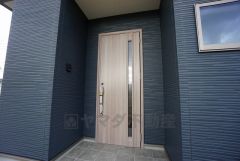 家の顔となる玄関扉がかっこいいと、たくさんの人を招き入れたくなりますね＾＾奥まって設置されており、雨にも濡れにくくなっています。