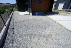 お子様と公園に行けない日も、のびのびお庭で遊べるのがうれしいですね。ガーデニングやお子様のプールなど大活躍です＾＾