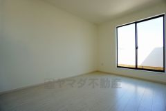 同仕様写真。各部屋に収納が完備されているので、お荷物が増えても安心の設計です。