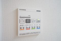 浴室暖房乾燥機付き。天候に左右されず、いつでも好きなときに洗濯物を干せるので、仕事や家事で忙しい方に重宝します。