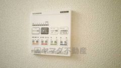 浴室暖房乾燥機付き。天候に左右されず、いつでも好きなときに洗濯物を干せるので、仕事や家事で忙しい方に重宝します。