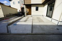 駐車スペースはゆとりある2台分を確保。マイカー用に、お客さま用に、余裕を持ってご利用いただけます。