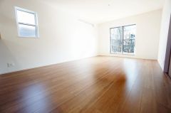 大きな掃き出し窓のあるリビングは、陽光あふれる明るい空間です。ゆったりと寛げる憩いの場となりそうです。