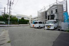 現地（2023年9月20日）撮影。ゆったりとした5.9ｍ幅の道路をはさんでいることで陽射しを遮られることなくとても明るいです。