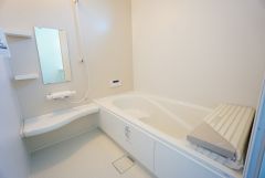 同仕様写真。1日の疲れを癒すくつろぎのバスルーム。足を伸ばしてもゆったりと入れるサイズです。お子様と一緒にお風呂に入っても狭くないですね＾＾