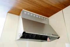 お手入れが簡単なスリム型レンジフードです。調理により発生する油煙や臭いを吸い込み、屋外へ排気してくれます。