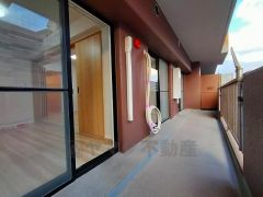 南側に面した大型のバルコニーは日当たり良好です。お洗濯物も気持ちよく干せそうです。日光浴をしたり、星を眺めたりも良いですね^^